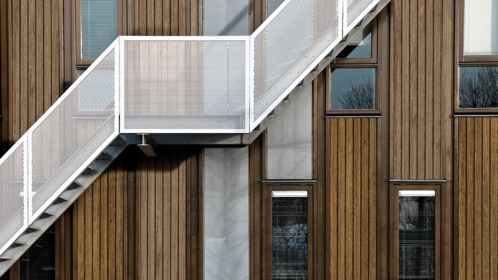Budmat Fassadenlamellen Referenz – hinterlüftete Fassade in Dekor-Optik